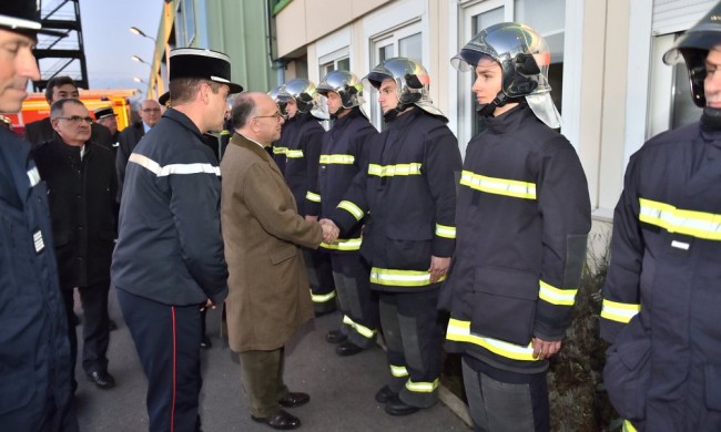 Frankrikes inrikesminister Bernard Cazeneuve inspekterar den franska polis- och brandkåren inför nyår, 31 december 2015. Foto: Franska inrikesdepartementet