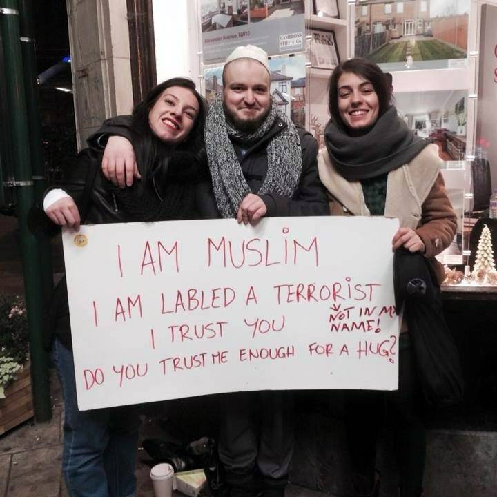 Craig Wallace tillsammans med två kvinnor som vill ge honom en kram för att visa att de stöder islam. Foto: Facebook