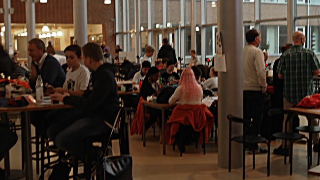 Det var god stämning i gymnasiets lokaler. Foto: Nyheter Idag