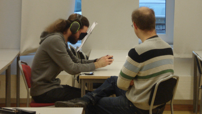 Domaren till höger ser till att det inte sker något tjuvkikande. Foto: Nyheter Idag