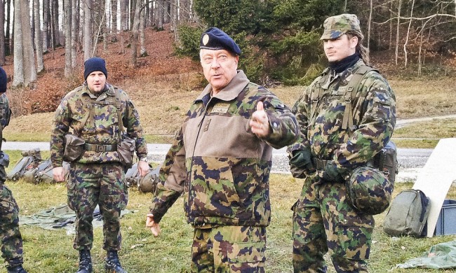 André Blattmann tillsammans med soldater under ett överraskningsbesök. Foto: Schweiziska armén
