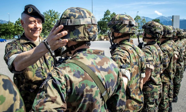 Det är viktigt att hjälmen sitter rätt. André Blattmann inspekterar rekryter till ett pansarförband. Foto: Schweiziska armén