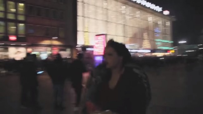 Kvinnor tar sina tillhörigheter och springer skräckslagna bort från kaoset och närgångna och tafsande män. Foto: Youtube