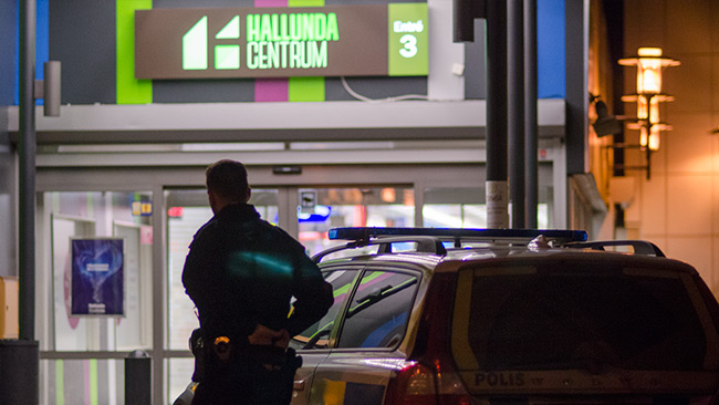 Utanför Hallunda centrum stod poliser och vaktade. Foto: Nyheter Idag