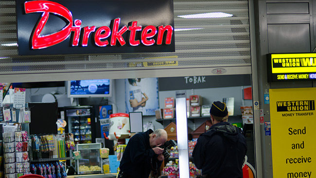 Polisens tekniker arbetade på platsen. Foto: Nyheter Idag