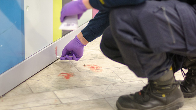 Här topsar polisens tekniker blodspår på golvet och vid en vägg. Foto: Nyheter Idag