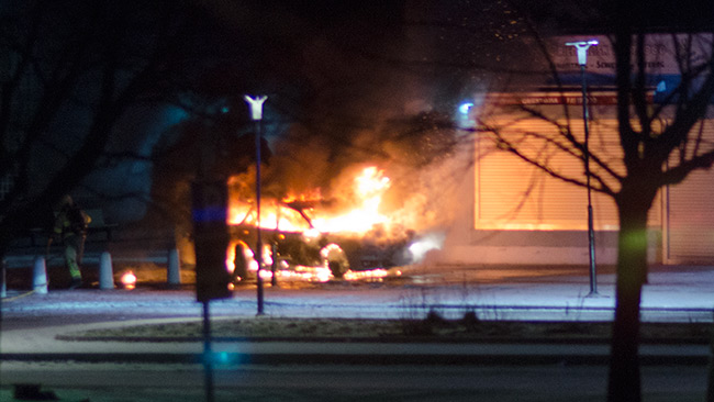 Bilen var övertänd när Nyheter Idag anlände till platsen. Foto: Nyheter Idag