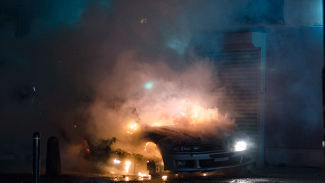 Det var stor risk för att branden skulle sprida sig till intilliggande byggnad. Foto: Nyheter Idag