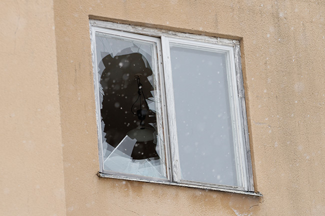 Ett fönster var krossat i en lägenhet på tredje våningen i det hus där polisen arbetar. Foto: Nyheter Idag
