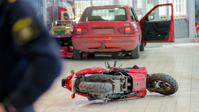 Bakom bilen låg en moped eller motorcykel på golvet. Foto: Nyheter Idag