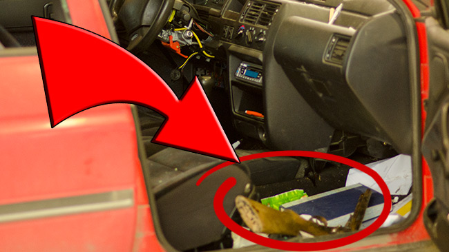 Här ligger vapnet kvar på golvet i bilen. Foto: Nyheter Idag