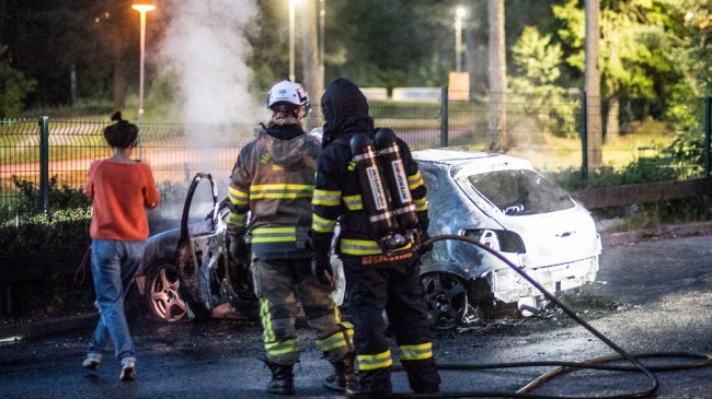 En bil stacks i brand i Huddinge. Foto: Nyheter Idag