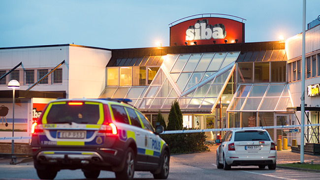 Ett stort område runt varuhuset var avspärrat av polis. Foto: Nyheter Idag