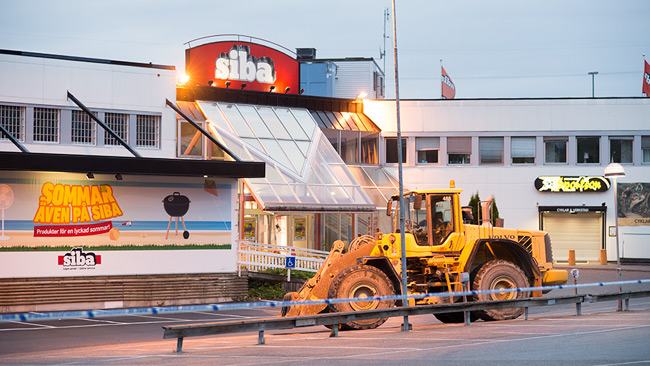Hjullastaren stod utanför på tomgång. Foto: Nyheter Idag