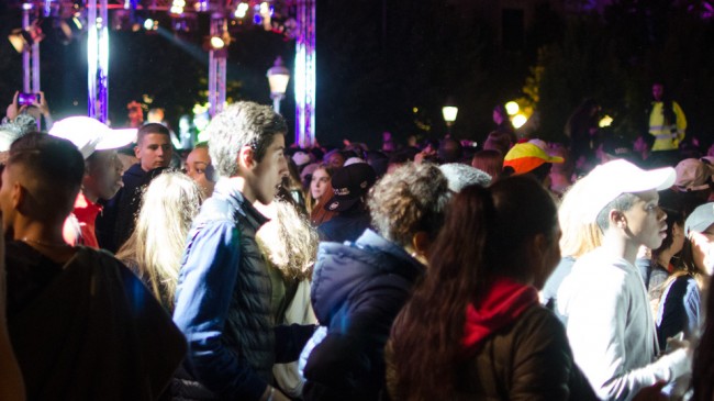 Festen i Kungsträdgården lockar många ungdomar