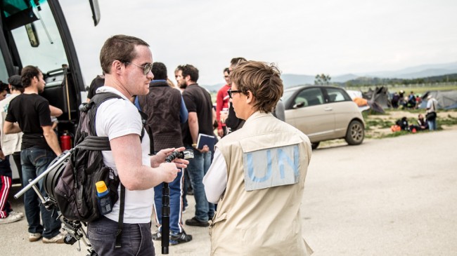 Ekeroth på plats vid flyktinglägret Idomeni i norra Grekland, på gränsen till Makedonien. Med sig har han kamerautrustning.