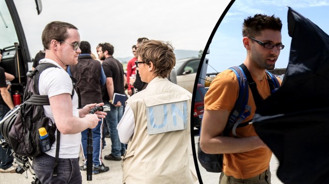 Ekeroth (t.v) på plats med kamerautrustning vid ett flyktingläger. Till höger Putilov som försöker gömma sig bakom ett paraply.