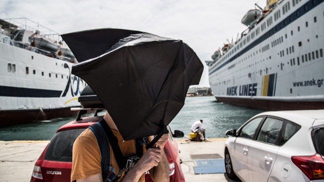 Egor Putilov gömmer sig när en fotograf försöker ta en bild på honom. Själv förnekar han att han ens "umgås" med Ekeroth.