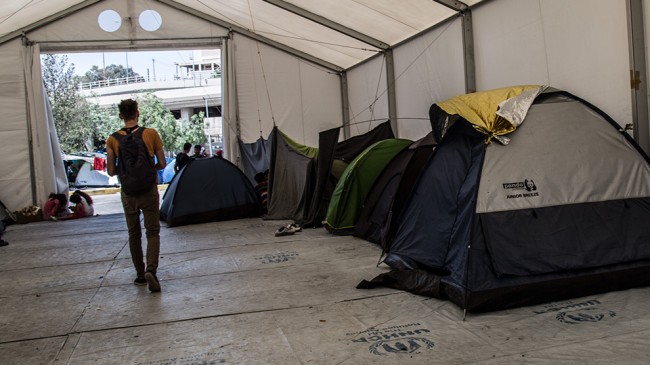 Egor Putilov går genom ett UNHCR-tält för flyktingar. Uppdraget var att göra propagandavideo åt Avpixlat.