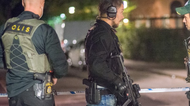 Polisen var kraftigt beväpnad. Foto: Nyheter Idag