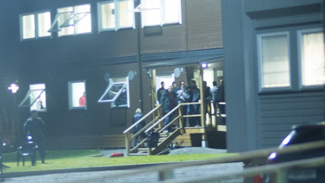 Flera av de boende var oroliga och tittade på från avstånd. De menar att någon av de boende har tänt på, men vet inte vem. Foto: Nyheter Idag