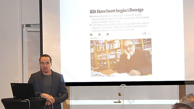 Här håller Ekeroth föredrag om kriminalpolitik. Foto: SD Örebro län