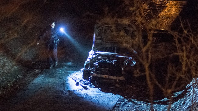 I den utbrända bilen i en gångtunnel i Vårby påträffades ett automatvapen. Foto: Nyheter Idag