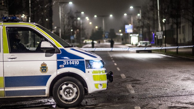 Polisen upprättade en omfattande avspärrning i Fruängen. Foto: Nyheter Idag