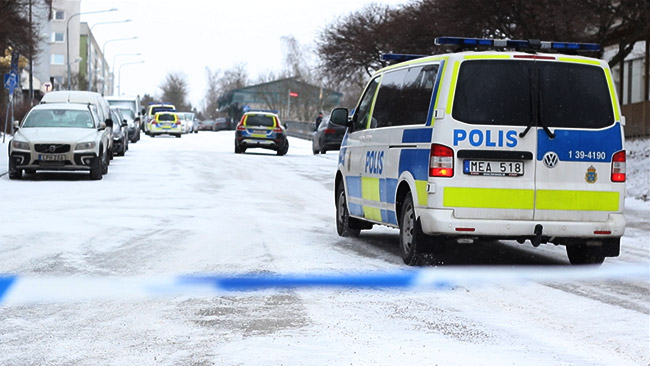 Det var ett stort polispådrag på platsen i Hallonbergen. Foto: Stefan Reinerdahl