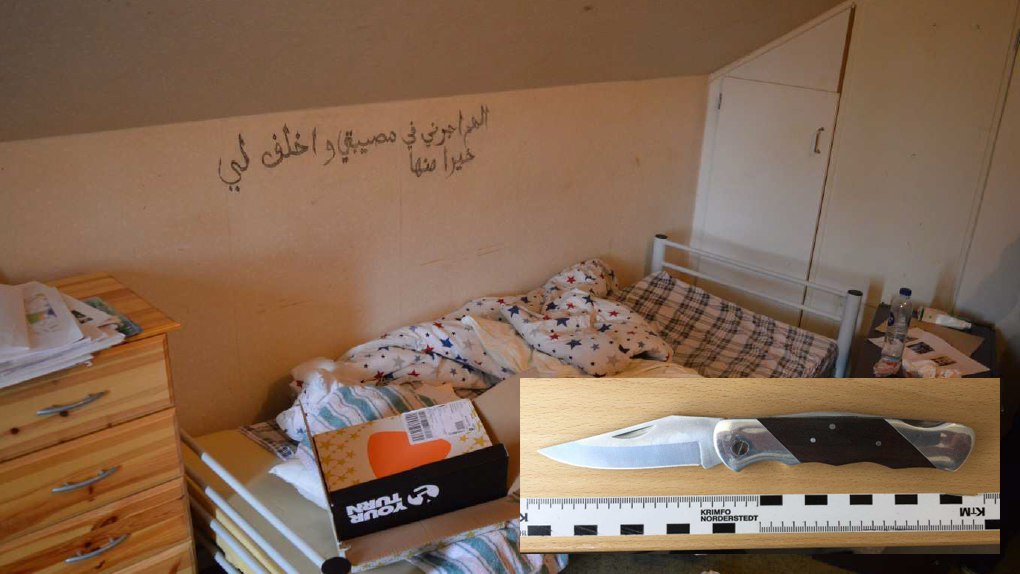 21-åringen har klottrat "Min Gud, Allah Allah Mohammed må frid vara med honom min Gud den störste guden" på arabiska på väggen vid sin säng. Foto: Polisen