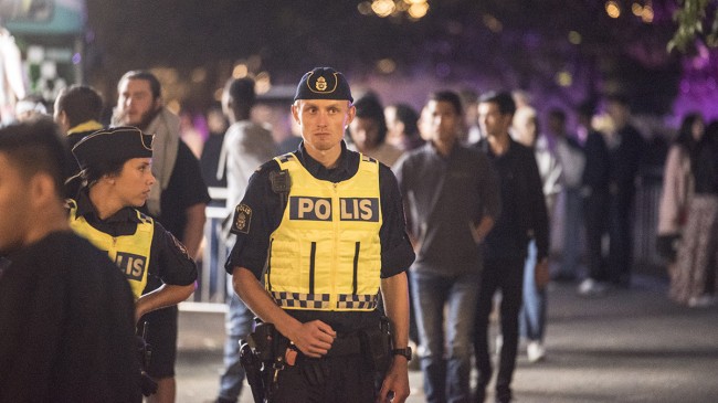 Poliser vid ungdomsfestival i centrala Stockholm. Foto: Nyheter Idag