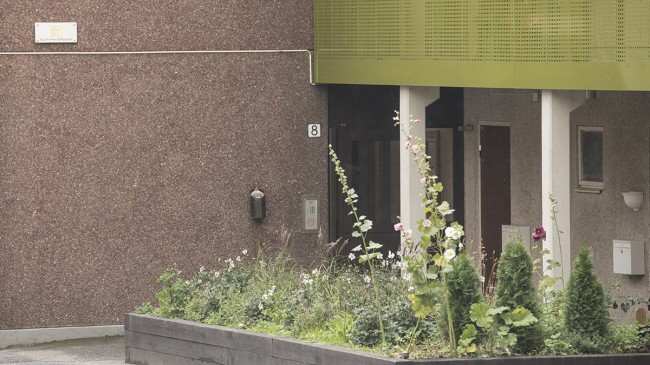 Kvinnan släpades in i denna port. Foto: Nyheter Idag Kvinnan släpades in i denna port. Foto: Nyheter Idag