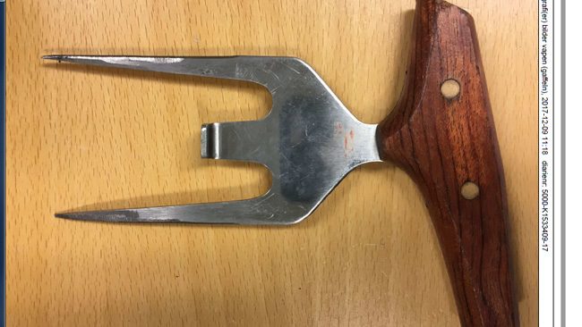 En vässad grillgaffel som användes vid en del av rånen. Foto: Polisen