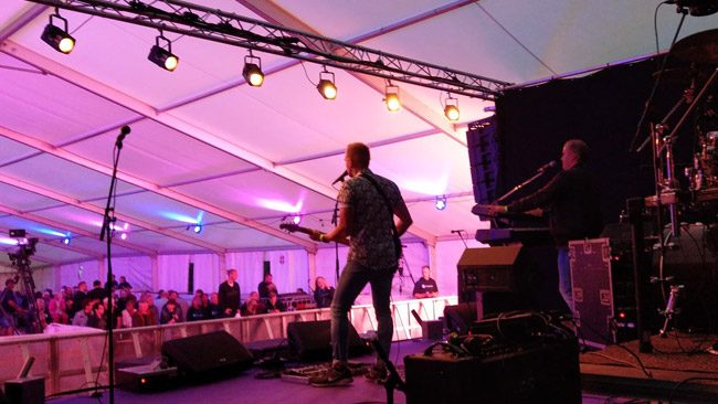 Scotts på SD-scenen. Foto: Sverigedemokraterna