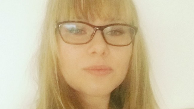 Gravida SD-aren Emilia dödshotades vid vallokal av invandrare: "Rädd att han skulle slå mig i magen"