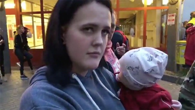 Vittnesmål från en förort – "ungdomar" kastade sten på höggravid kvinnas mage