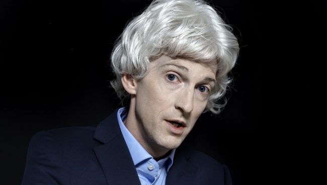 Foto:Pressbild Rasmus Dahlstedt spelar alla roller i Visselblåsaren