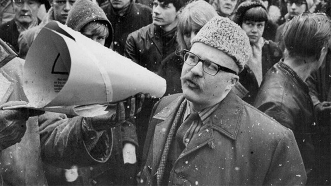 Guillou och Hübinette på plats när vänsterikonen Myrdal firades