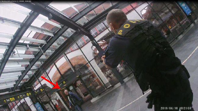 Misstänkt skriker "I'm going to fucking blow you up." Första skottet avlossas.