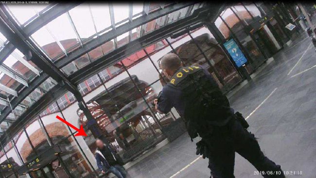 Misstänkt närmar sig och skriker "Fuck you". Andra skottet avlossas.