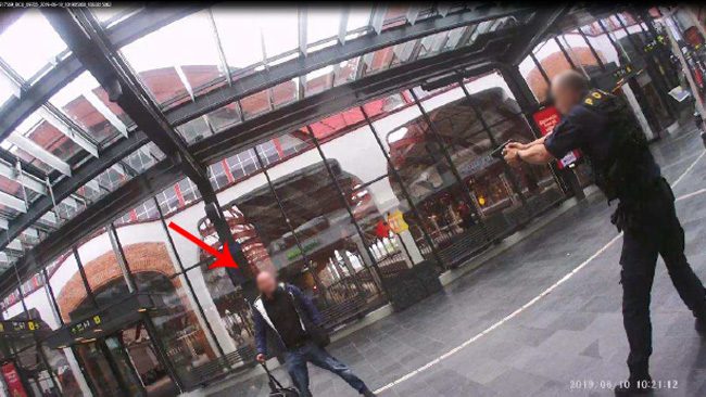 Misstänkt börjar röra sig bort.