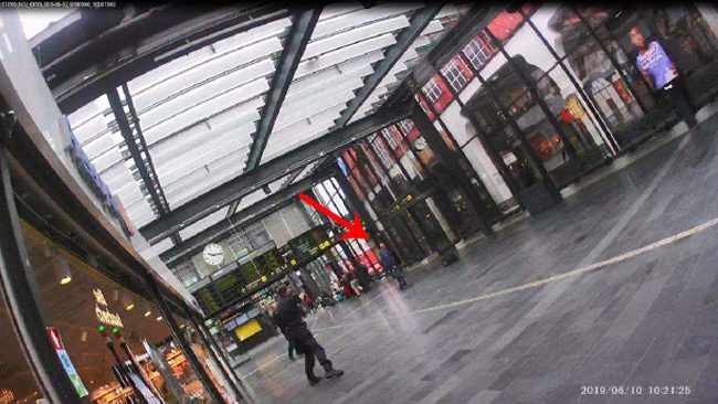 Misstänk har fortfarande båda väskorna med sig.