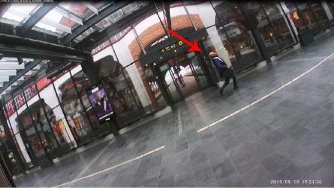 Det tredje skottet avlossas och misstänkt faller omkull.