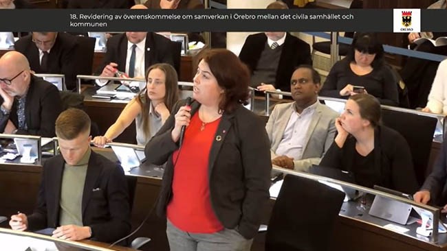 Allard ifrågasätter kommunalt dokument – då börjar vänsterpartist prata om fascism