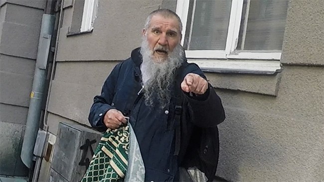 Bisarra islamistuttalandet utanför franska ambassaden: Macron är värre än Hitler