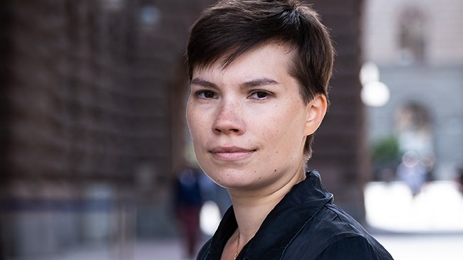 Hirvonen (MP) har afghansk migrant inneboende: "Ensamkommande"