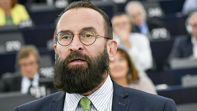 "Vi avbröt ett gangbang!" EU-parlamentariker fast när polis slog till mot bögklubb