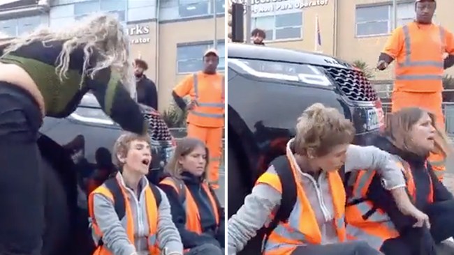 Film: Klimataktivister vägrar flytta sig från vägen – rasande mamma kör på dem