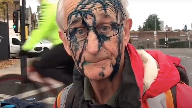 Klimataktivister blockerade väg – fick bläck sprutat på sig