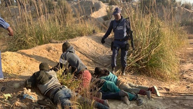 Illegala migranter får gruppstryk efter massvåldtäkten